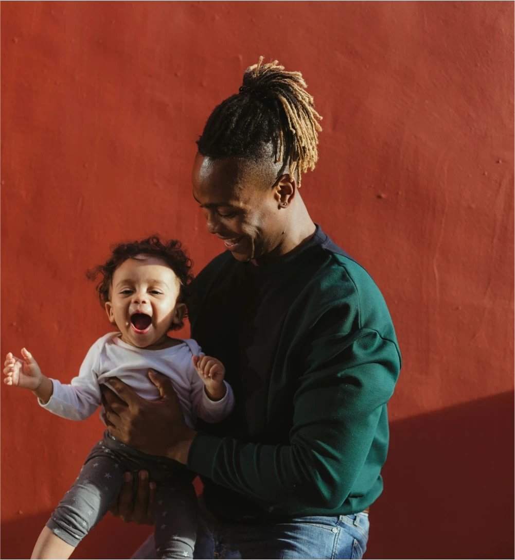 Un homme et un enfant qui sourient