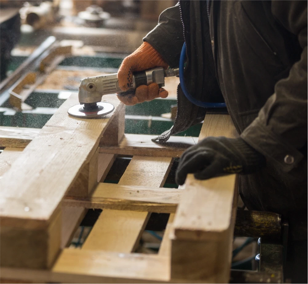 Sablage d'une palette de bois
