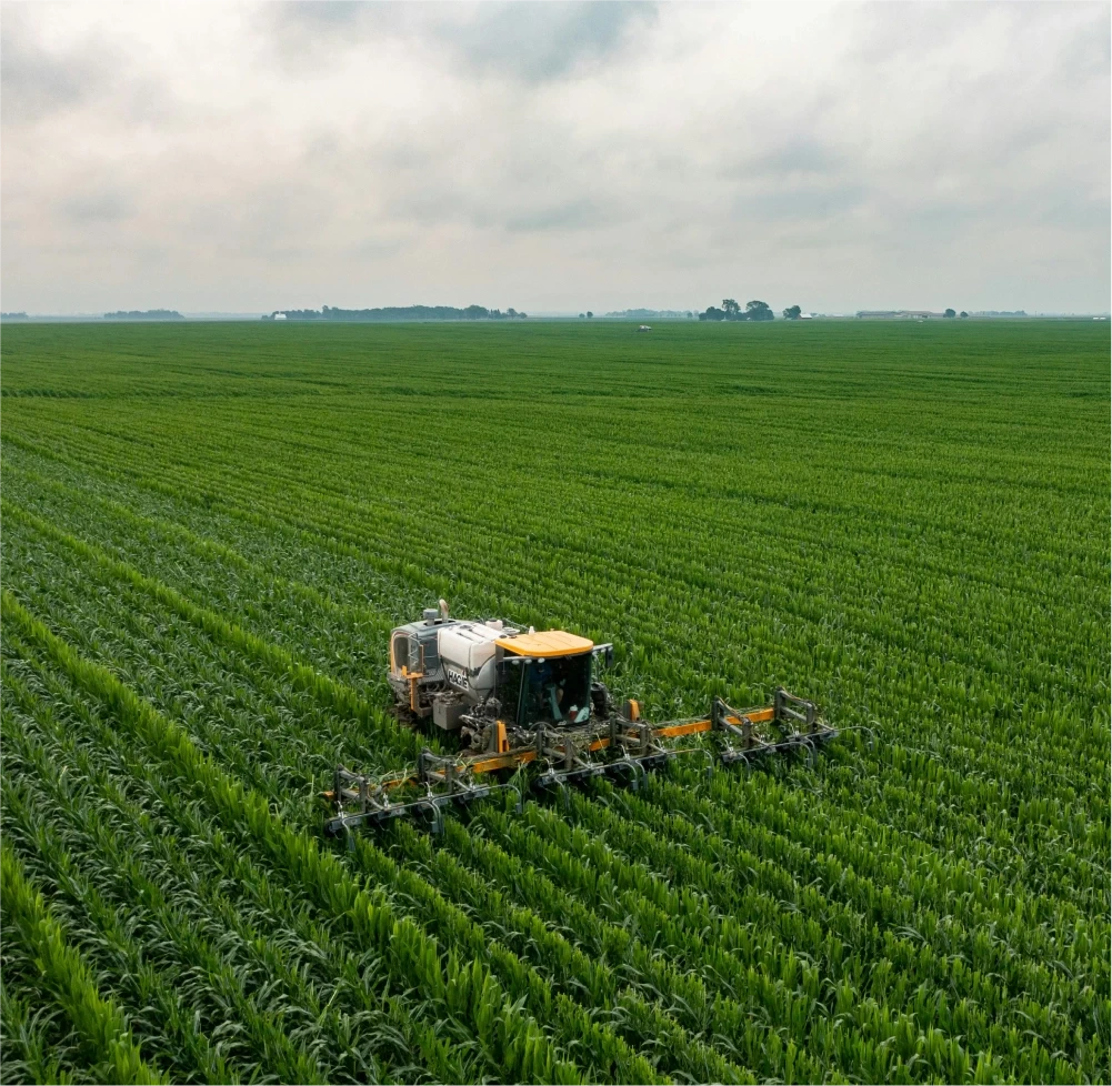Machine agricole dans un champ