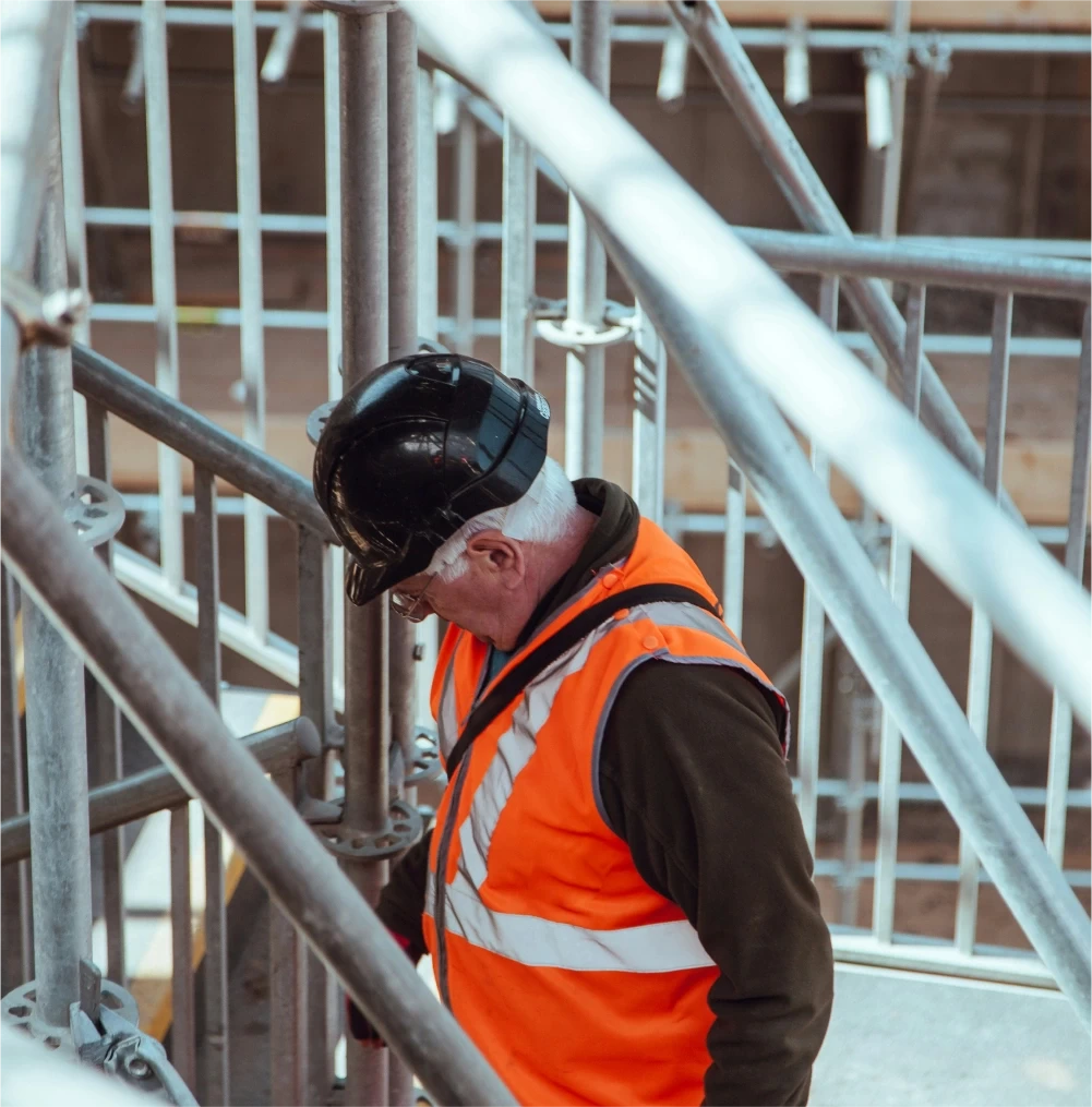 Homme sur un chantier de construction